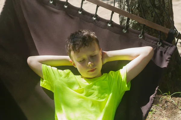 Підлітковий Хлопчик Спить Гамаку Спекотну Літню Погоду — стокове фото