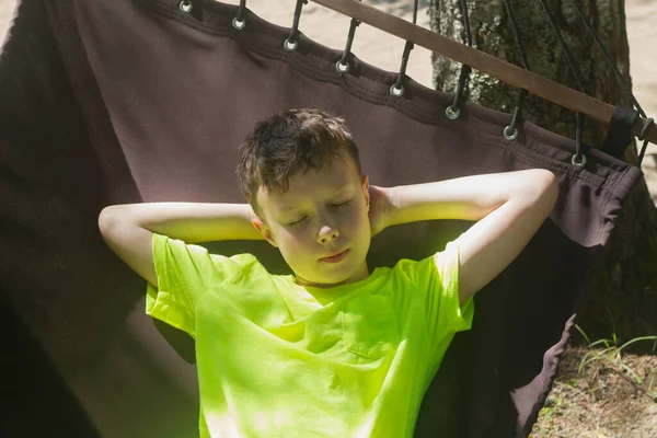 Adolescente Dorme Uma Rede Clima Quente Verão — Fotografia de Stock