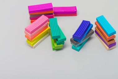 Modelleme ve modelleme için parlak renklerin çok renkli yeni plastiği, el ve yaratıcılığın ince motor becerilerinin geliştirilmesi.