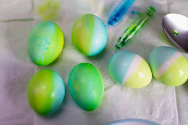 Coloring Easter Eggs Liquid Dyes Green Blue Colors Celebration Easter — Stock Photo, Image