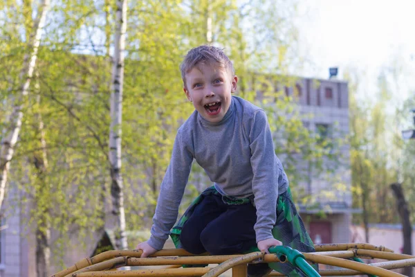 Menino Pré Escolar Sobe Escadas Metal Playground Primavera — Fotografia de Stock