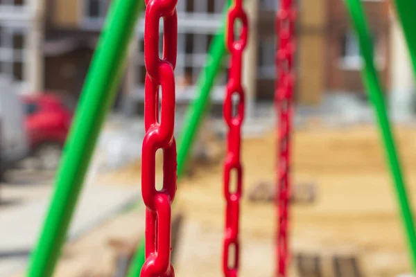 Ketten Mit Roter Gummibeschichtung Zur Sicherheit Auf Schaukeln Auf Dem — Stockfoto