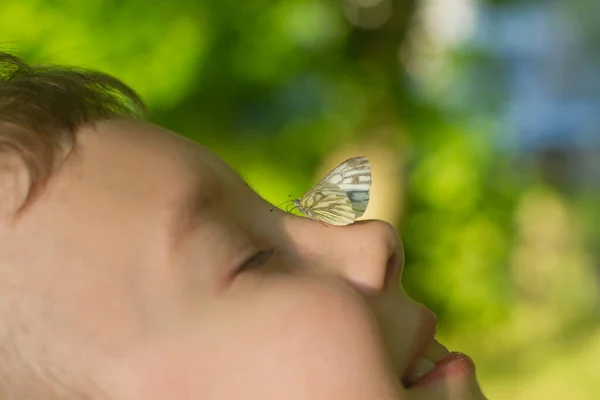 Zomer Een Vlinder Zit Neus Van Een Tiener Jongen Een — Stockfoto