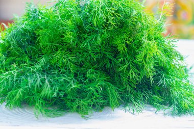 Büyük bir demet yeşil dereotu beyaz ahşap bir masa üzerinde, taze aromatik otlar hasat için dereotu.