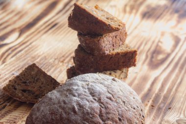 Ev yapımı kekler, tahıllı çavdar ekmeği parçaları halinde kesilmiş..