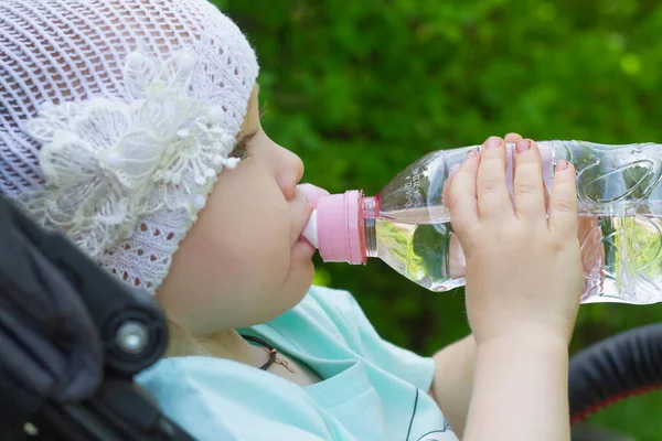 Κοριτσάκι Καυκάσιο Ετών Πίνει Νερό Καλοκαίρι Ζεστό Καιρό Καροτσάκι Μωρού — Φωτογραφία Αρχείου