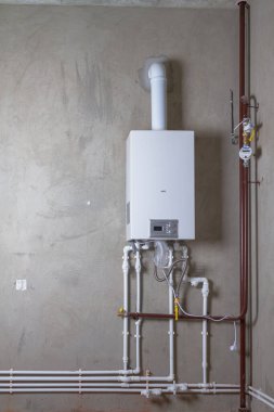 Kışın ısıtma ve su ısıtma için yeni bir evde çift devreli gaz kazanı..