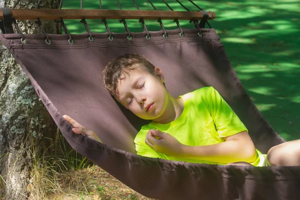 Adolescente Dorme Uma Rede Clima Quente Verão — Fotografia de Stock