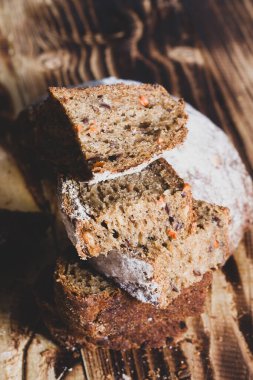 Ev yapımı kekler, tahıllı çavdar ekmeği parçaları halinde kesilmiş..