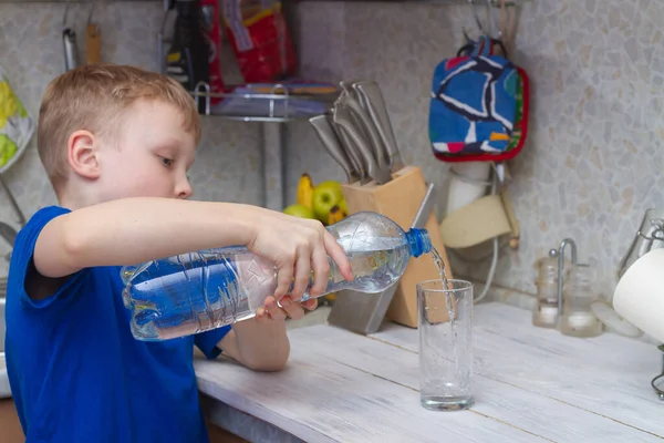 Chłopiec Wlewa Czystą Wodę Pitną Szklanki Kuchni Domu — Zdjęcie stockowe