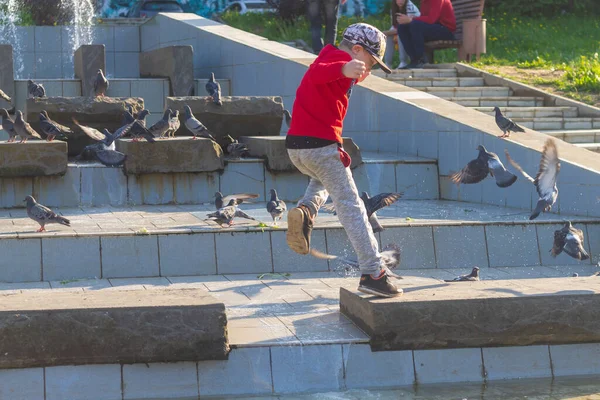 Boy Jumps Tiles Water Fountain Summer Park — Stock Photo, Image