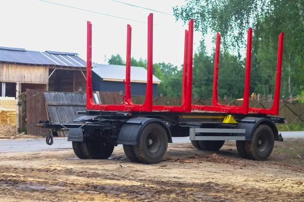 Remolque Para Transporte Troncos Tablones Con Cierres Rojos Ruedas Enormes — Foto de Stock