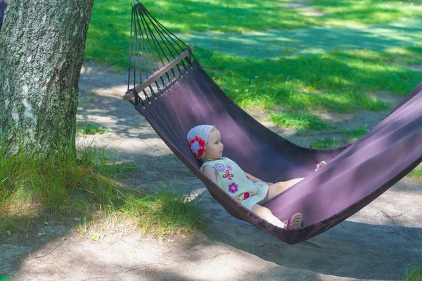 Pequena Menina Caucasiana Balança Deitado Uma Rede Verão Tempo Quente — Fotografia de Stock