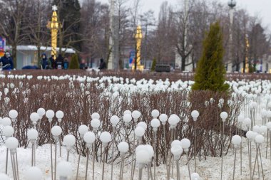 Rusya, Moskova 'daki VDNH' de çiçek tarhı dekorasyonu için beyaz LED boncuklar..