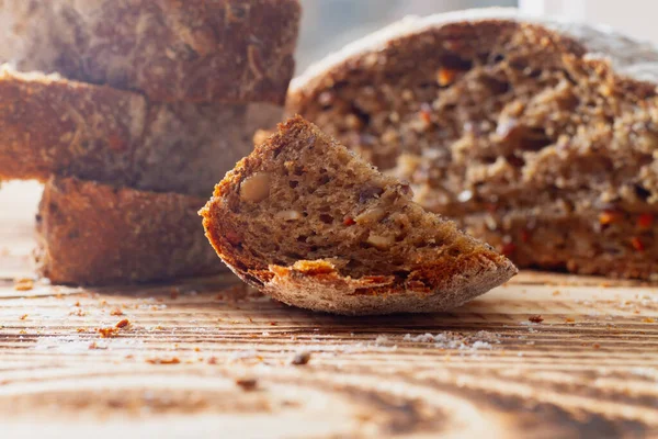 Ev yapımı kekler, tahıllı çavdar ekmeği parçaları halinde kesilmiş..