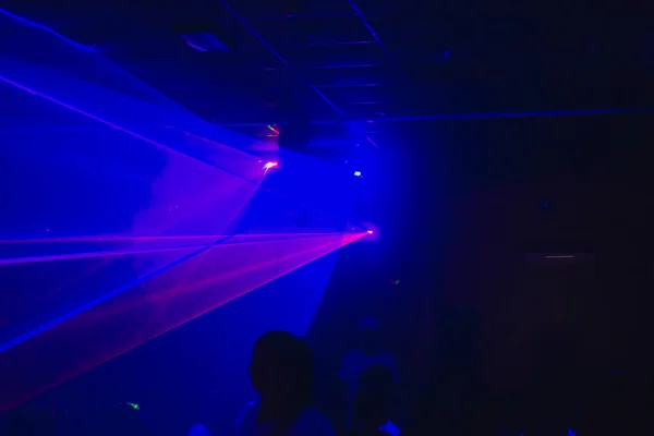 Fundo Embaçado Raios Laser Azuis Escuro Uma Discoteca — Fotografia de Stock