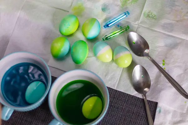 Peindre Les Œufs Pâques Avec Teinture Bleue Verte Aux Couleurs — Photo