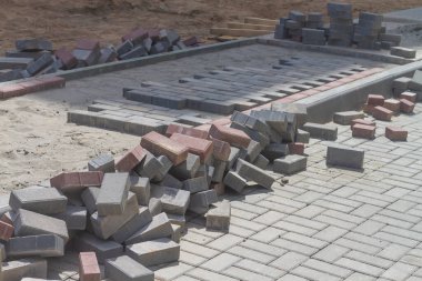 İşçiler kaldırıma döşeme döşeme döşeme döşeme döşeme bir iskan bina yanında