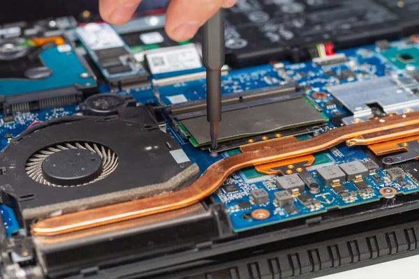 Rozmontować laptopa do naprawy, chipy, procesor i płyty wewnątrz komputera — Zdjęcie stockowe