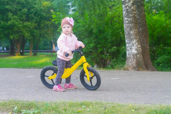 Schattig Baby Kaukasisch Meisje Een Hoed Met Een Bloem Leert — Stockfoto