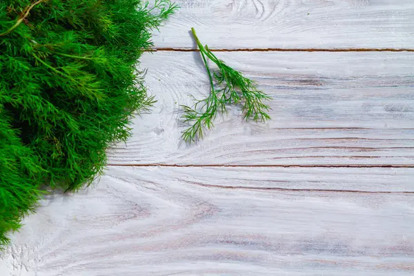 白い木の背景に新鮮なディルの緑の束 コピースペース — ストック写真