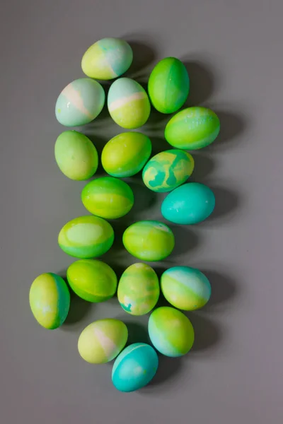 Easter composition of green and blue Easter eggs on a gray background, a delicate Easter background — Stock Photo, Image