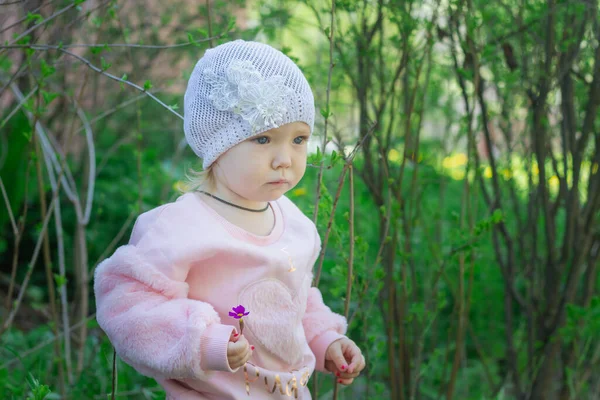 Симпатичная Маленькая Джентльменка Лет Розовой Мягкой Куртке Гуляет Парку — стоковое фото