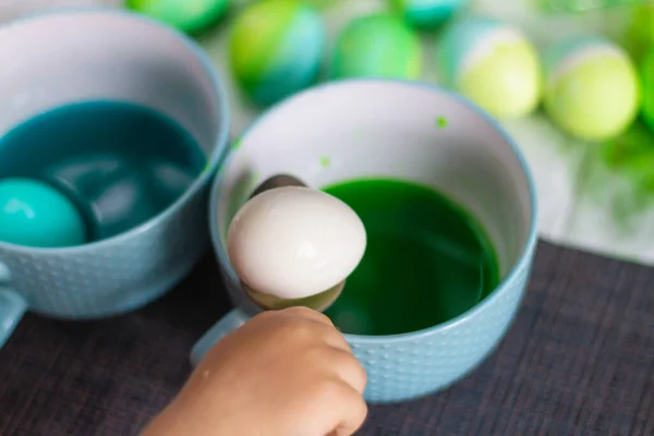 Pinte Ovos Easter Uma Chapa Com Tinturas Cores Azuis Verdes — Fotografia de Stock