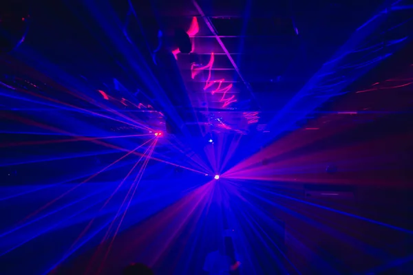 Uno Sfondo Sfocato Raggi Laser Blu Buio Una Discoteca — Foto Stock