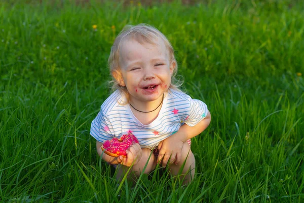 Baby Meisje Eet Roze Zoete Donuts Het Voorjaar Zomer Het — Stockfoto