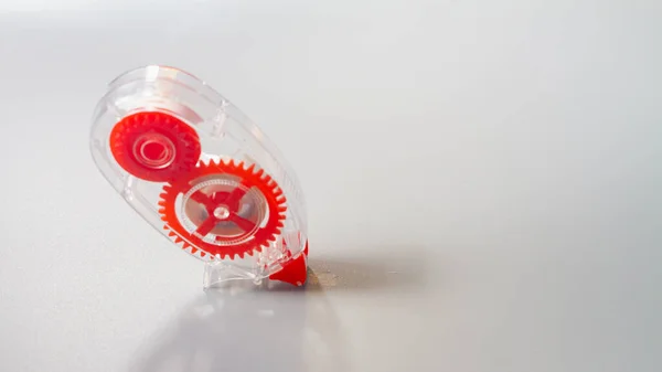 Metni Gri Arkaplanda Kullanışlı Bir Kırmızı Kalem Şeklinde Düzeltme Bandı — Stok fotoğraf