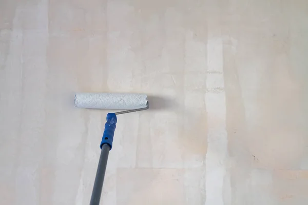 Boyanmadan Duvar Kağıdı Yapıştırmadan Önce Astar Macun Duvarlı Bir Silindirle — Stok fotoğraf