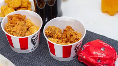 Rusya Kostroma 04 24 2021 KFC ve McDonald 's' dan bir sürü zararlı ve lezzetli fast food evdeki masada..