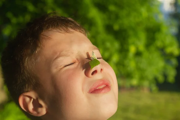 Latem Motyl Siedzi Nosie Nastolatka Ciepły Słoneczny Dzień — Zdjęcie stockowe