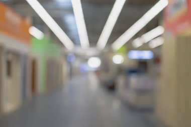 Bir mağazanın alışveriş salonunun bulanık arkaplanı, inşaat malzemeleriyle alışveriş merkezi.