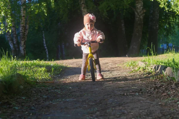 Ein Mädchen Lernt Sommer Stadion Park Das Radfahren — Stockfoto