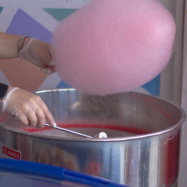 Делать сахарную вату, розовую сахарную вату на палочке.