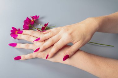 Kırmızı yapraklardan yapılmış tırnaklar, bitki yapraklarından yapılmış doğal manikür..