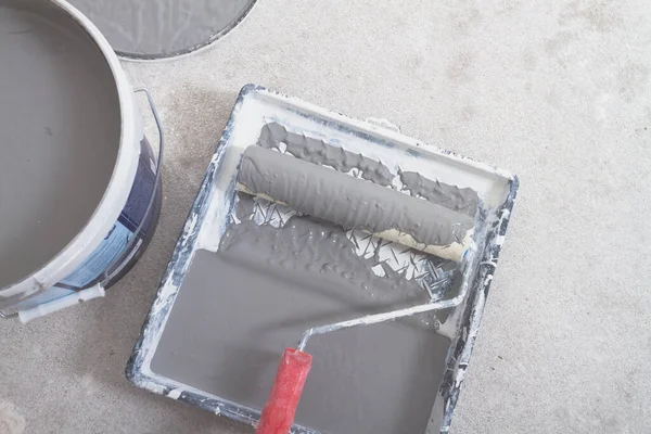 Pintura Cinza Frasco Uma Bandeja Com Tinta Rolo Para Trabalhos — Fotografia de Stock