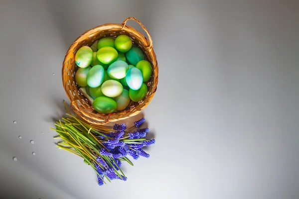 Oeufs Verts Pâques Dans Panier Avec Des Fleurs Bleues Fond — Photo