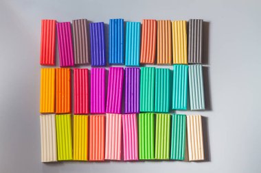 Çocuklar tarafından modelleme ve modelleme için çok renkli plastiklerin parçaları.