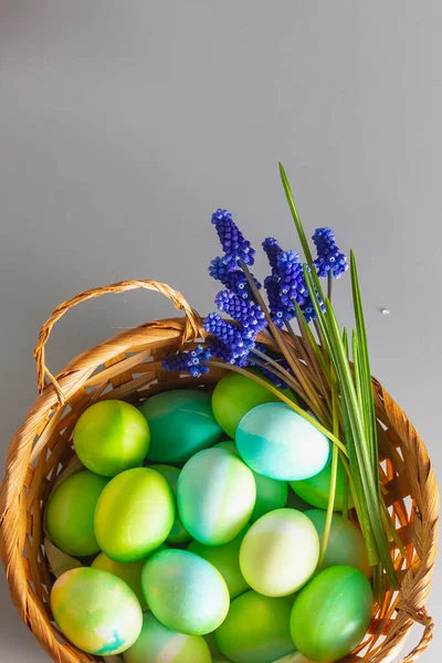 Wielkanoc Zielone Jaja Koszyku Niebieskimi Kwiatami Wielkanoc Naturalne Tło — Zdjęcie stockowe