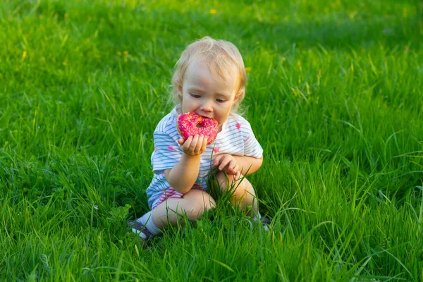 Baby Meisje Eet Roze Zoete Donuts Het Voorjaar Zomer Het — Stockfoto
