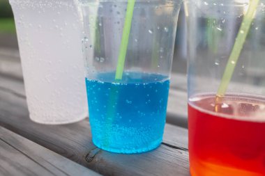 Üç renkli sodalı şeffaf plastik bardaklar. Kırmızı mavi beyaz..