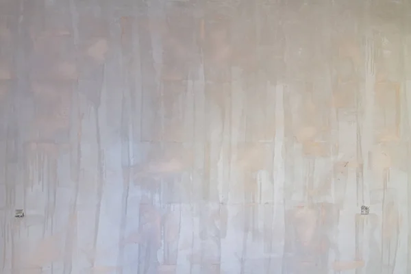 Islak Beyaz Alçılı Bir Duvarın Dokusu Islak Bir Silindirin Çizgileriyle — Stok fotoğraf