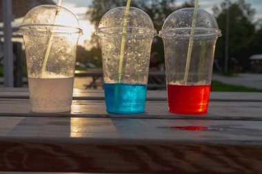 Üç renkli sodalı şeffaf plastik bardaklar. Kırmızı mavi beyaz..