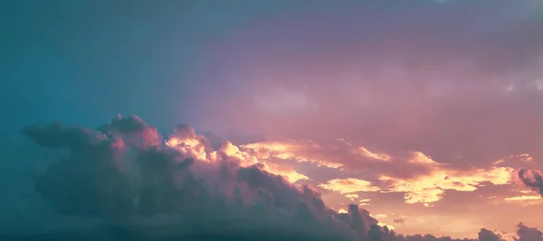 Bewolkte Hemel Met Gouden Roze Tint Van Wolken Bij Zonsondergang — Stockfoto