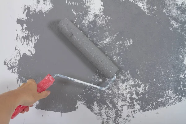 Pinte Uma Parede Branca Cinza Com Tinta Usando Rolo Tinta — Fotografia de Stock