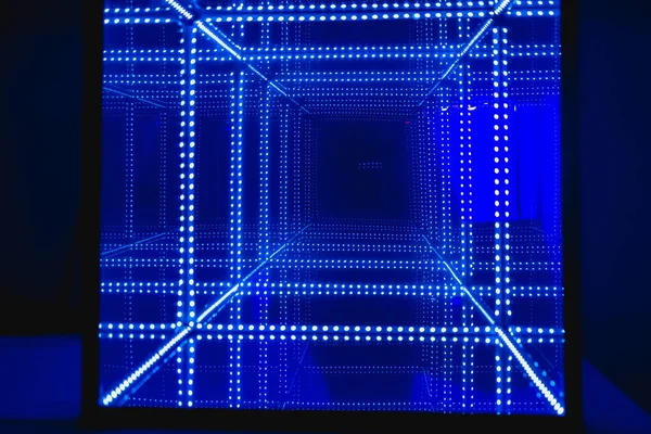 Ein Blauer Spiegelkorridor Aus Leds Dunkeln Ein Leuchtend Blauer Tunnel — Stockfoto