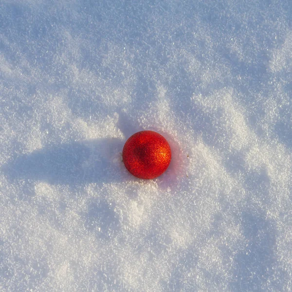 Красный Рождественский Бал Украшения Елки Лежит Белом Снегу Зимой — стоковое фото